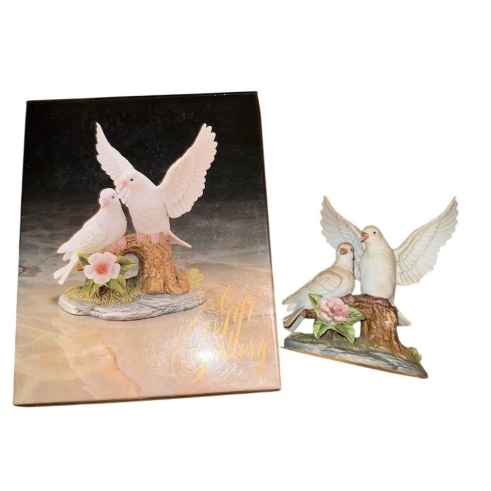Giuseppe Armani Vintage Dove Figurine Pair on Tree‎ Stump w/ Gift Box